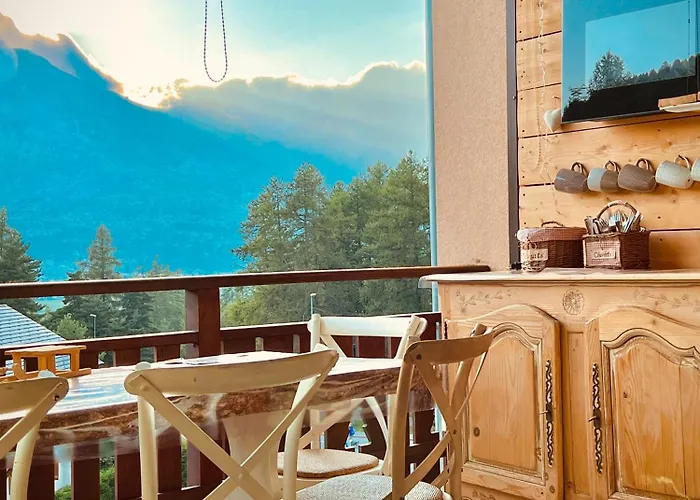 La Joue Du Loup, Aux Pieds Des Pistes Et Vue Sur Montagnes